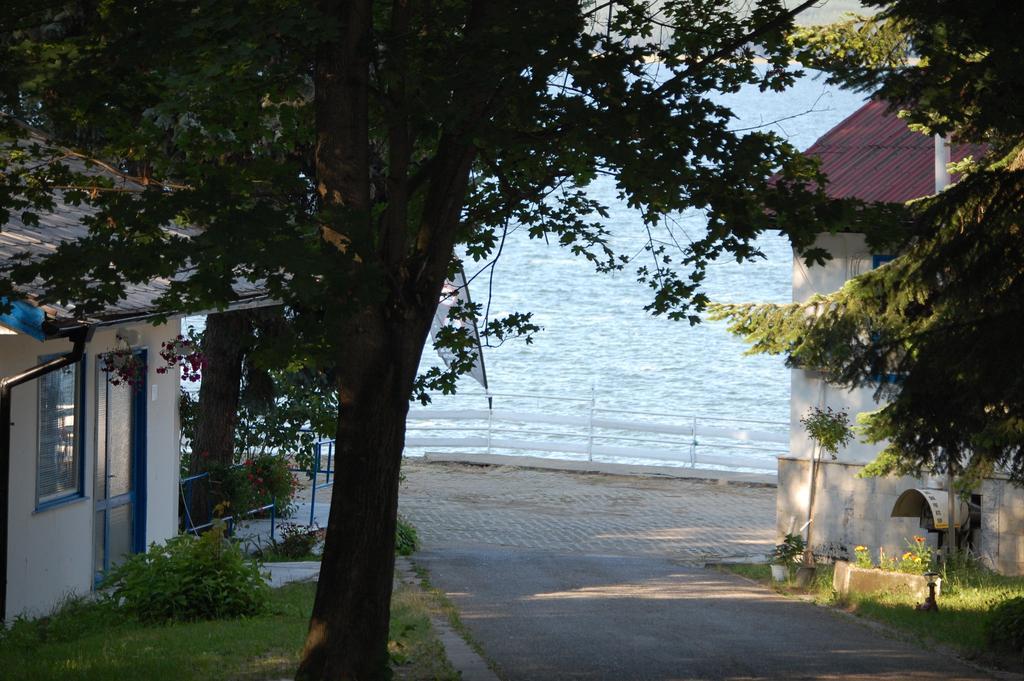 Pasarel White Village Park Iskar Lake المظهر الخارجي الصورة